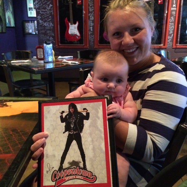 Photo prise au Alice Cooper&#39;stown Rock and Roll Sports Grill par Veronika H. le8/26/2015