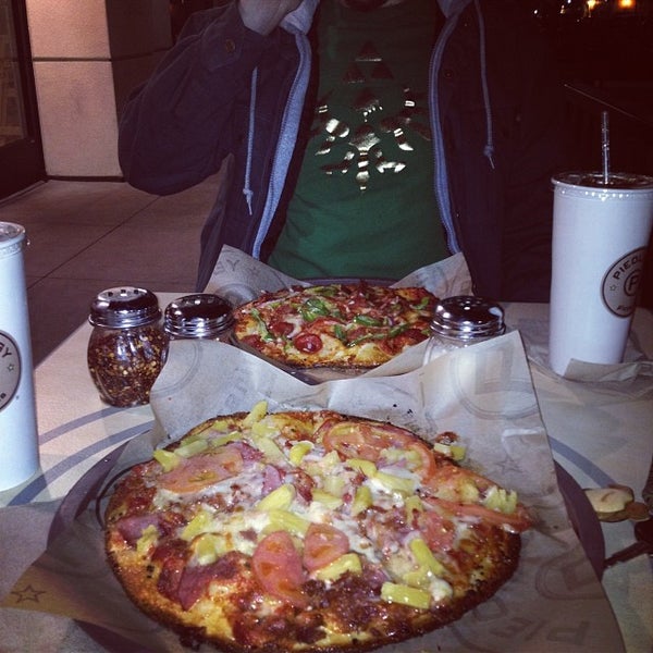 Foto diambil di Pieology Pizzeria oleh Desiree Kae T. pada 1/17/2014