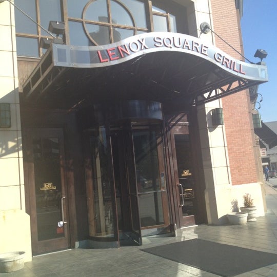 รูปภาพถ่ายที่ Lenox Square Grill โดย Michael S. เมื่อ 10/5/2012
