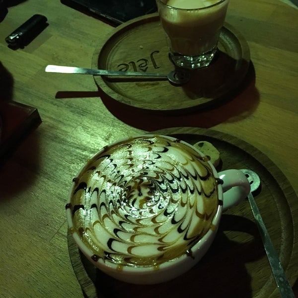 Foto diambil di Cafe Jêle oleh Ayşe S. pada 10/6/2017