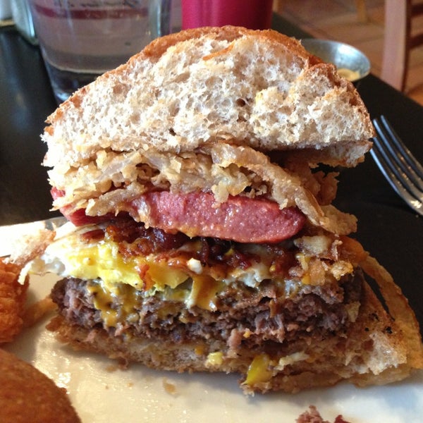 Foto tirada no(a) The Burger Bistro por Philip R. em 5/26/2013