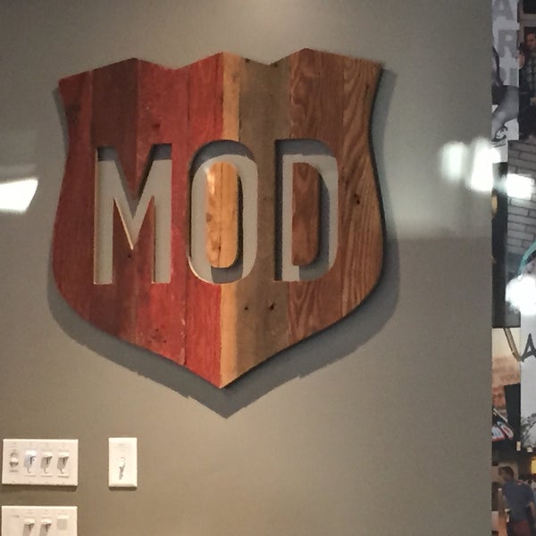 Photo taken at Mod Pizza by Desert .. on 8/26/2016
