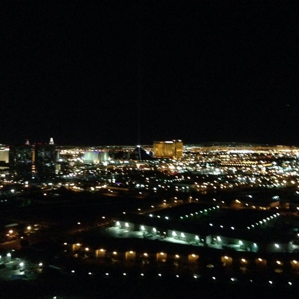 Foto scattata a The View da 360 Vegas M. il 9/25/2013