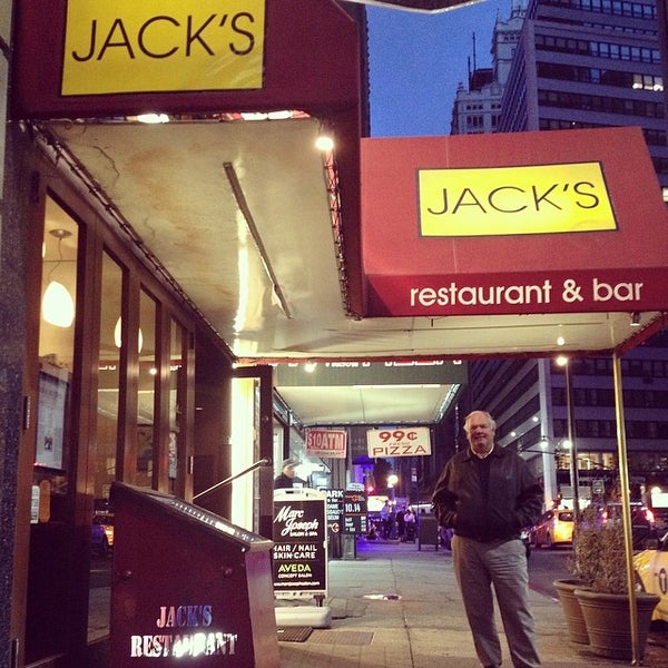 Foto scattata a Jack&#39;s Restaurant and Bar da Becky C. il 5/25/2014