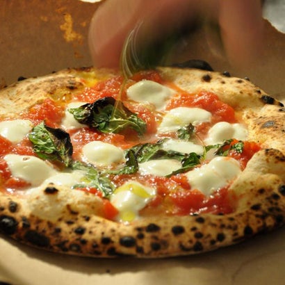 Das Foto wurde bei Pizzolis Pizzeria von PIZZOLIS P. am 4/10/2015 aufgenommen