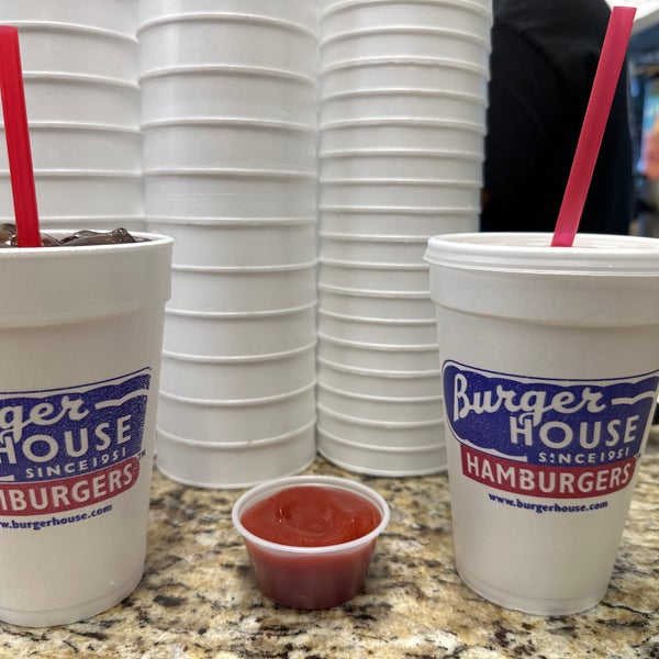 Foto diambil di Burger House oleh Doug F. pada 11/10/2023