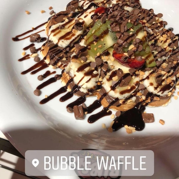 Foto tomada en Bubble Waffle  por Dggdfgvccm C. el 5/4/2018