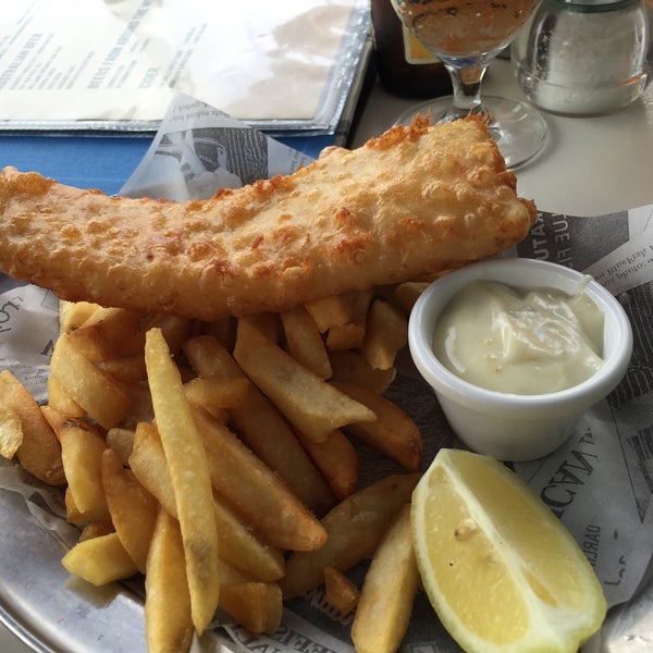 Снимок сделан в Blue Fish Seafood Restaurant пользователем Brad C. 12/28/2015