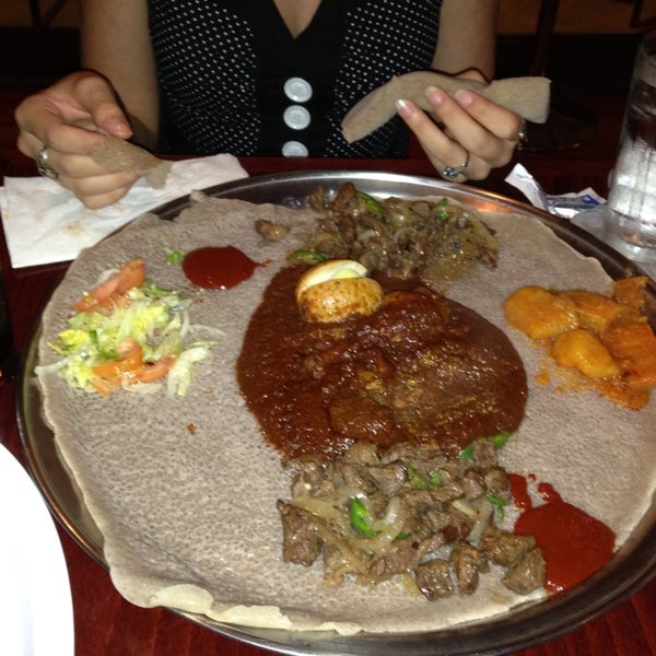 Foto diambil di Etete Ethiopian Cuisine oleh Travis K. pada 5/24/2013