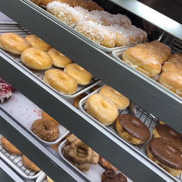 รูปภาพถ่ายที่ SK Donuts &amp; Croissants โดย Dina A. เมื่อ 9/1/2019