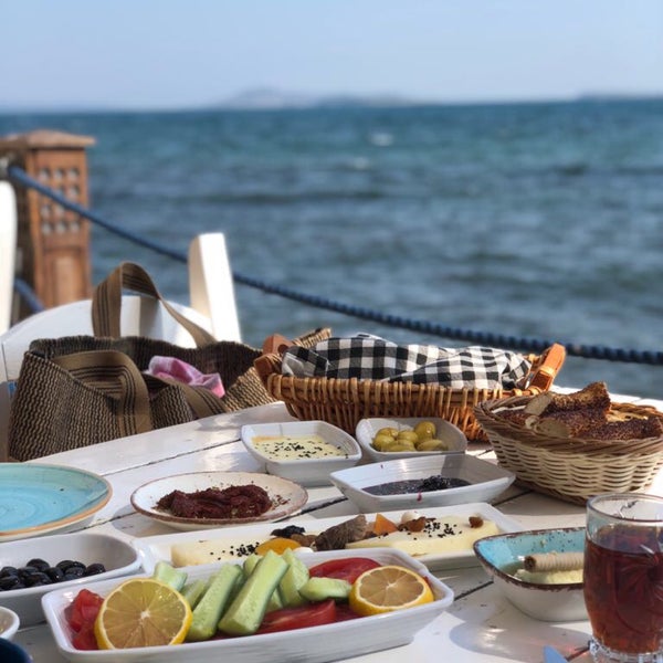 Das Foto wurde bei Denizaltı Cafe &amp; Restaurant von Gamze Y. am 8/10/2018 aufgenommen