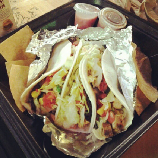 Photo prise au Burrito Boarder par Farina P. le12/5/2012