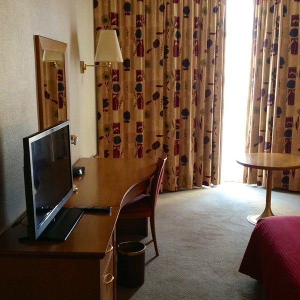 รูปภาพถ่ายที่ Holiday Inn Madrid - Bernabeu โดย Lauren ♔. เมื่อ 8/28/2013
