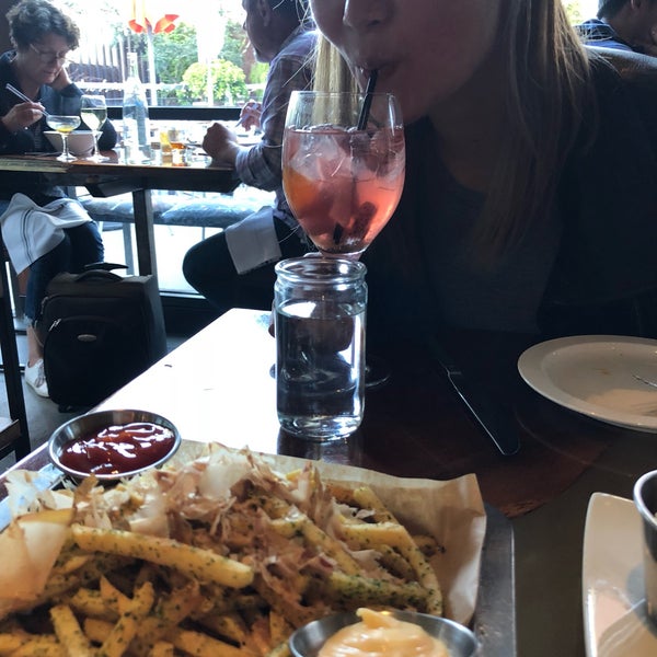 7/20/2018 tarihinde Selina L.ziyaretçi tarafından Skool Restaurant'de çekilen fotoğraf