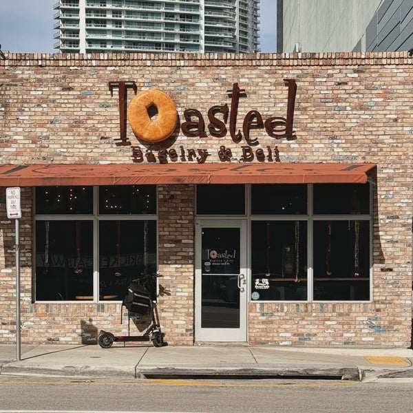 Photo taken at Toasted Bagelry &amp; Deli by Ahmad 🌴 on 1/2/2024