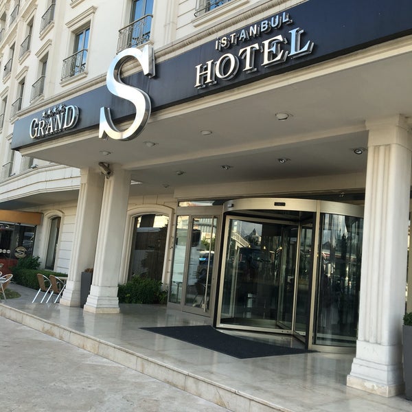 รูปภาพถ่ายที่ Grand S Hotel โดย Mehmett Ç. เมื่อ 8/19/2016