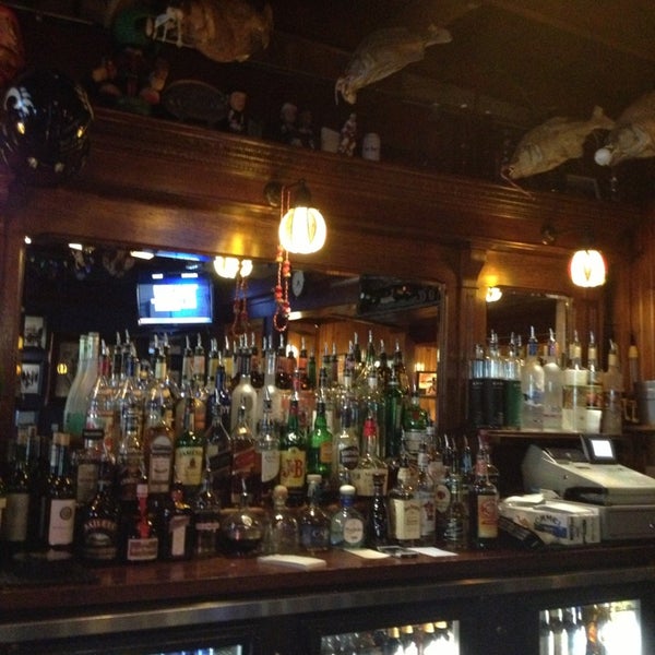 Foto diambil di Wally&#39;s Bar &amp; Grill oleh Doug T. pada 1/10/2013