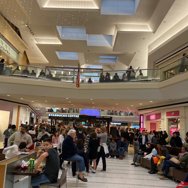 Foto scattata a Fair Oaks Mall da Joshua il 11/29/2019