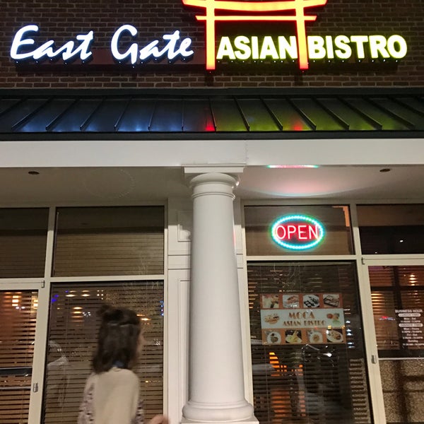 Foto diambil di East Gate Asian Bistro oleh Joshua pada 10/27/2016