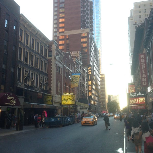 Photo taken at Big Fish on Broadway by Joshua on 9/5/2013