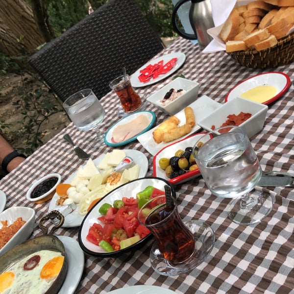Снимок сделан в Yalı Restaurant пользователем Ali Ozan K. 9/13/2020