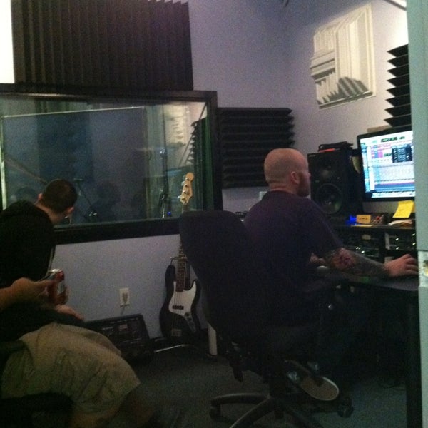 รูปภาพถ่ายที่ Austin Studios โดย Matt R. เมื่อ 2/3/2013