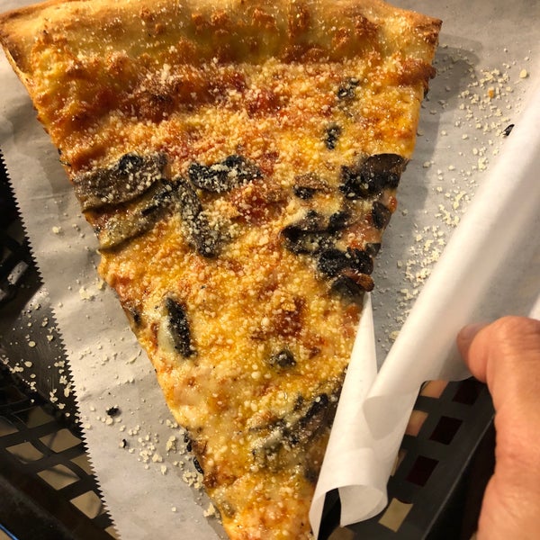 8/25/2018 tarihinde Olga A.ziyaretçi tarafından Rotten City Pizza'de çekilen fotoğraf