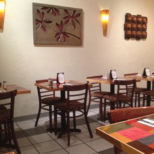 11/22/2012にOllie S.がSantorini Mediterranean Kitchenで撮った写真