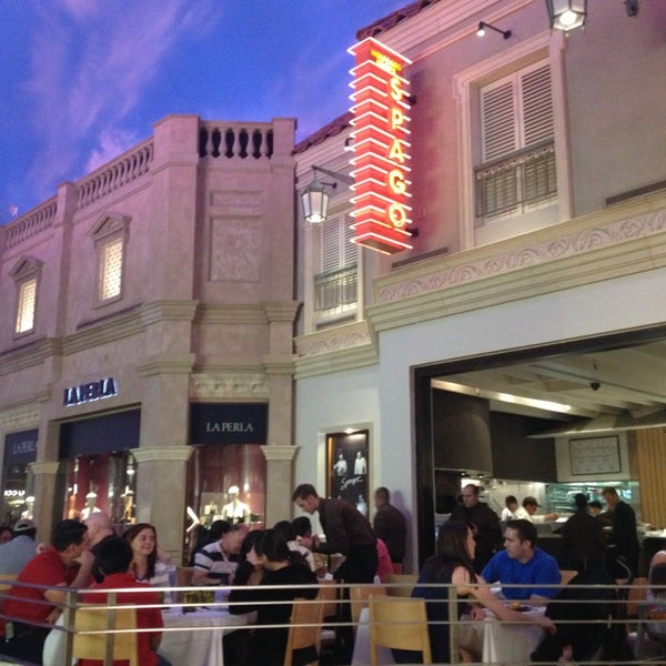 Foto tomada en Spago Las Vegas  por Ollie S. el 5/26/2013