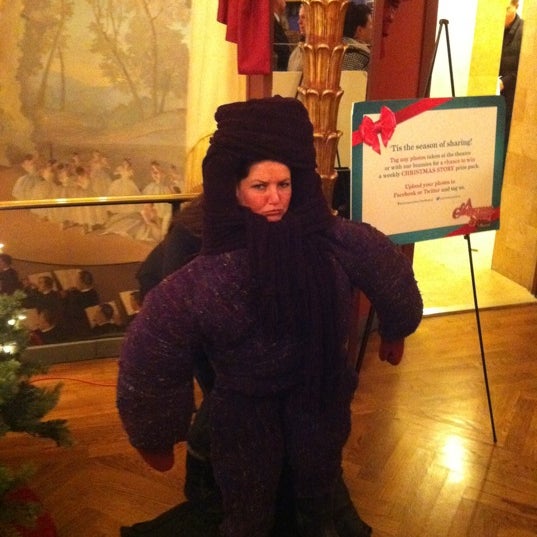 Снимок сделан в A Christmas Story the Musical at The Lunt-Fontanne Theatre пользователем Michelle G. 12/3/2012