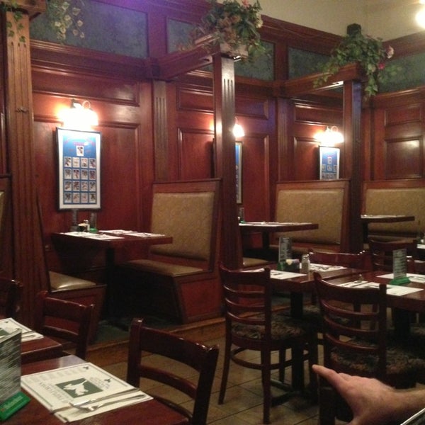 2/15/2013 tarihinde Karl V.ziyaretçi tarafından The Triple Crown Ale House &amp; Restaurant'de çekilen fotoğraf