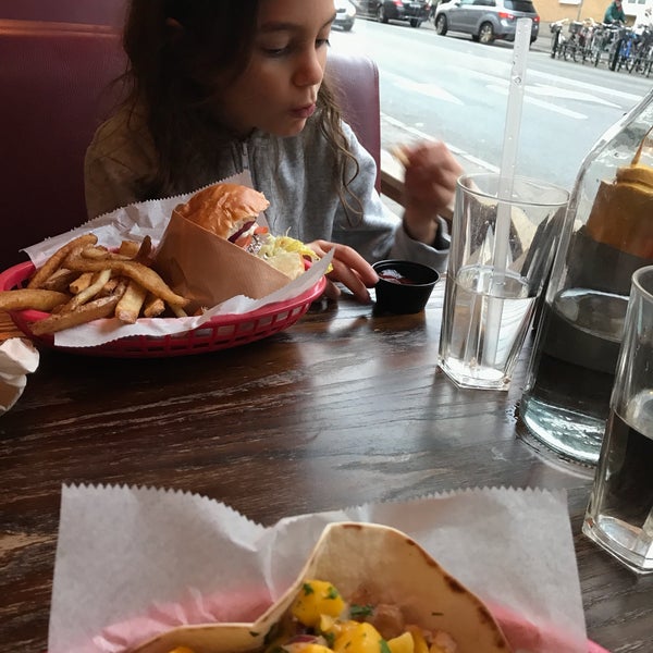 11/2/2018 tarihinde Erika H.ziyaretçi tarafından Casual Street Food'de çekilen fotoğraf