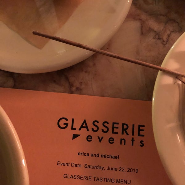 รูปภาพถ่ายที่ Glasserie โดย Michael เมื่อ 2/22/2019