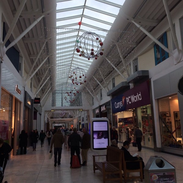 รูปภาพถ่ายที่ Liffey Valley Shopping Centre โดย Dezső N. เมื่อ 12/30/2013