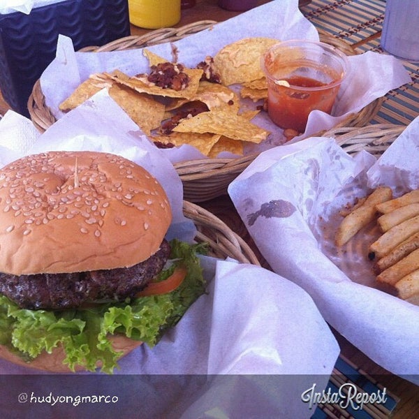 Foto diambil di Apache Burgers &amp; Ribs oleh Denise B. pada 6/5/2013