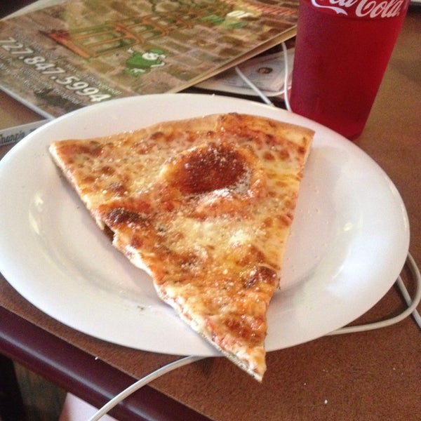 Das Foto wurde bei Leaning Tower of Pizza von Natalie M. am 12/14/2013 aufgenommen