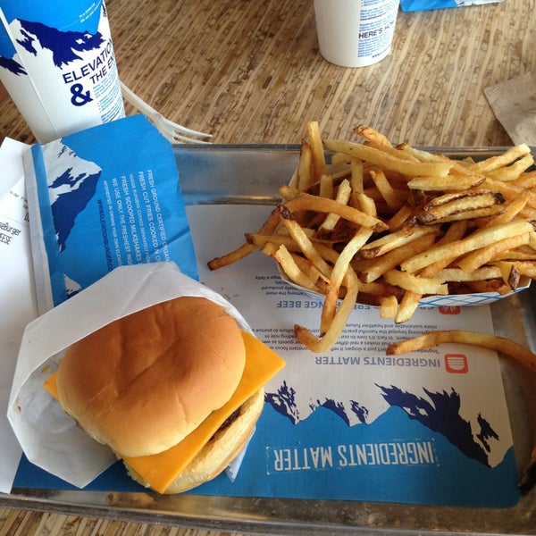 8/21/2013에 rOY A.님이 Elevation Burger에서 찍은 사진