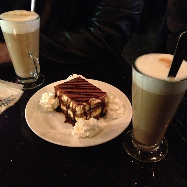 Foto scattata a Sambuca&#39;s Cafe &amp; Desserts da Laurice il 4/14/2013