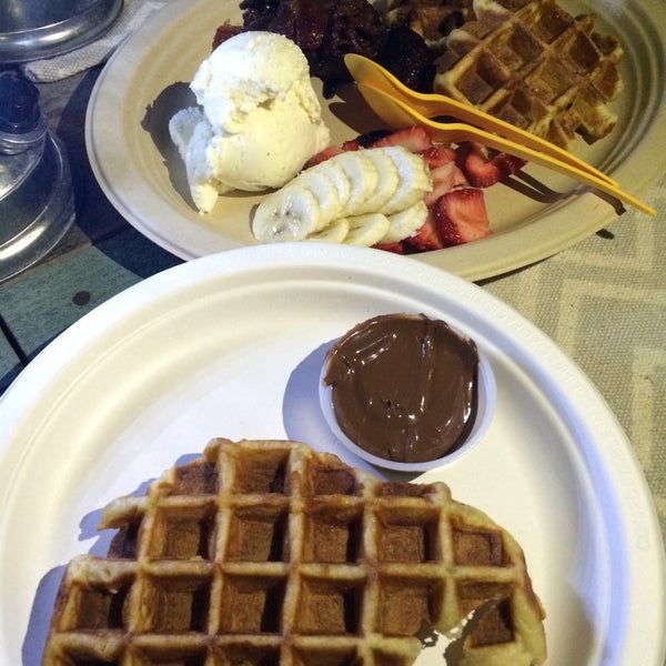 3/7/2015 tarihinde Anna Eunbyul C.ziyaretçi tarafından Atypical Waffle Company'de çekilen fotoğraf
