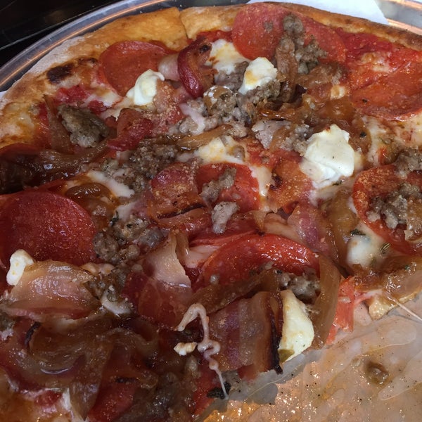 5/6/2016 tarihinde Michael M.ziyaretçi tarafından Hearth Pizza Tavern'de çekilen fotoğraf