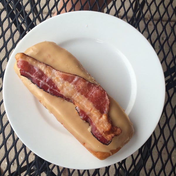 Foto diambil di YoYo Donuts &amp; Coffee Bar oleh Spencer P. pada 8/16/2015