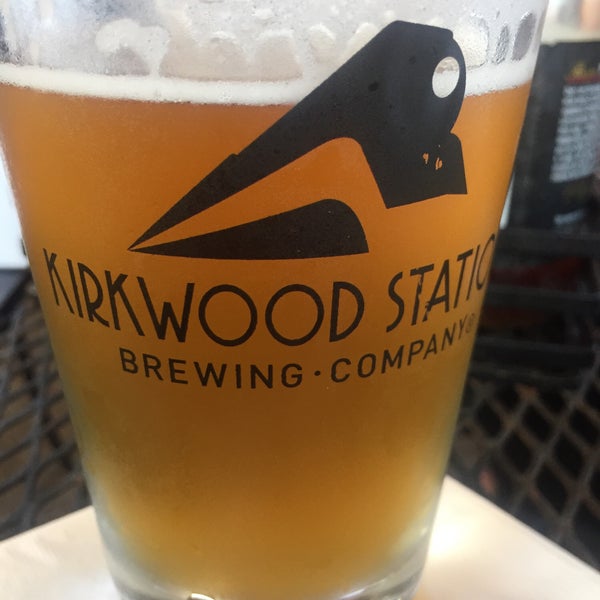 Foto tirada no(a) Kirkwood Station Brewing Co. por Kevin D. em 7/24/2018