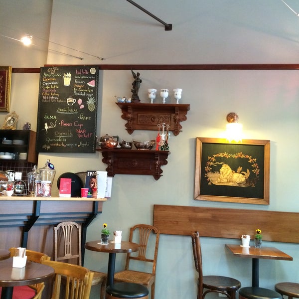 10/24/2015 tarihinde Emin Orçun M.ziyaretçi tarafından İki Kedi Cafe'de çekilen fotoğraf