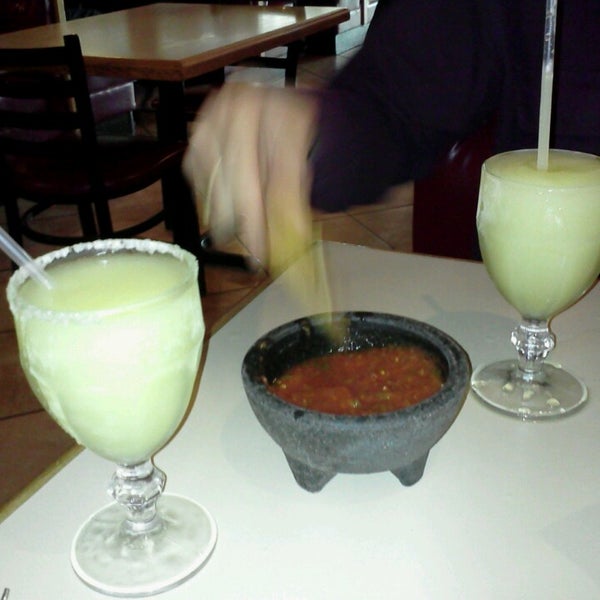 Photo prise au 3 Amigos Mexican  Restaurant par Michelle B. le5/2/2013