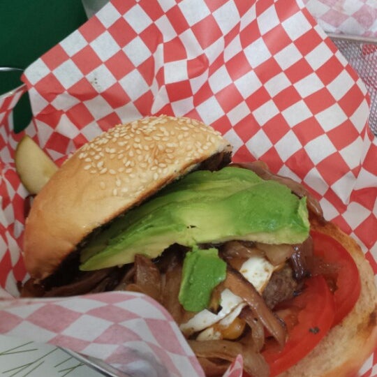 6/5/2014 tarihinde Tania C.ziyaretçi tarafından Custom Burger'de çekilen fotoğraf