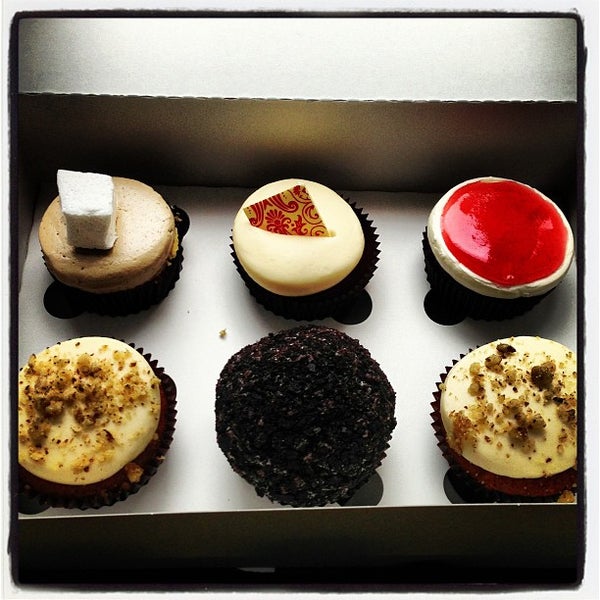 รูปภาพถ่ายที่ More Cupcakes โดย Cynthia B. เมื่อ 3/16/2013