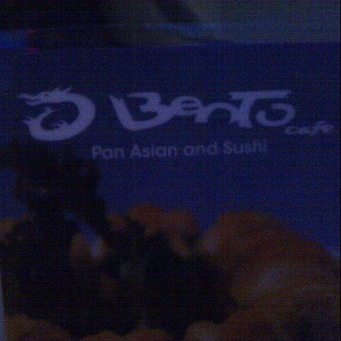 Foto tomada en Bento Asian Kitchen &amp; Sushi  por Flaka L. el 10/20/2012