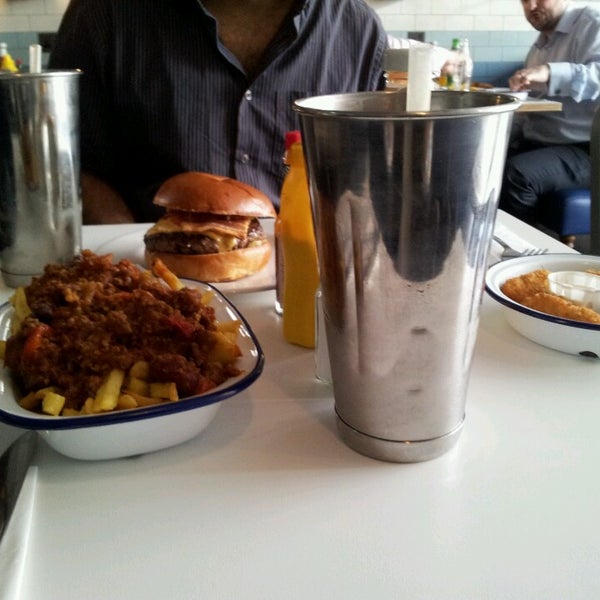 Foto diambil di Burger &amp; Shake oleh Chandima N. pada 4/30/2013
