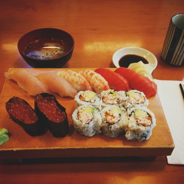 Foto tirada no(a) Sushi Itoga por Charles F. em 5/9/2013