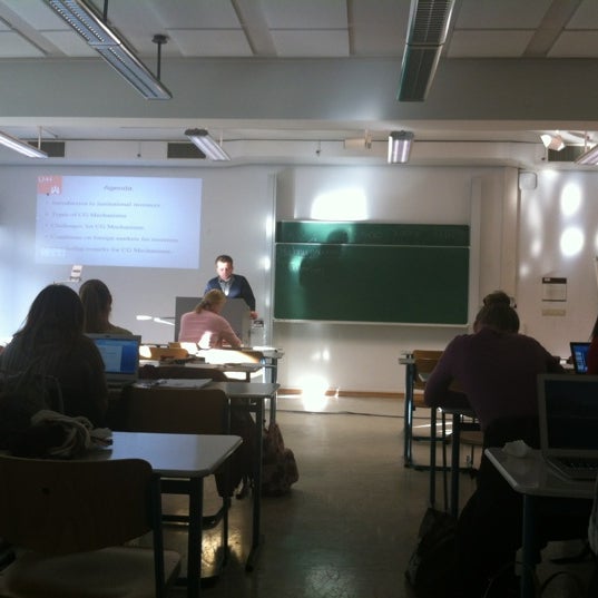 รูปภาพถ่ายที่ Universität Hamburg โดย Lenochka R. เมื่อ 11/26/2012